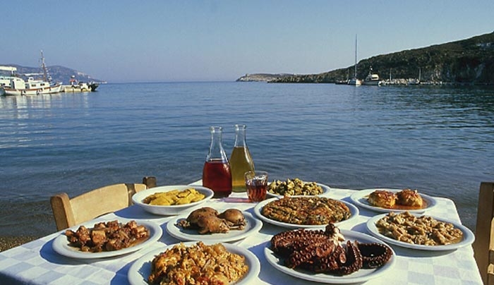 Πώς να μην παίρνετε κιλά αν τρώτε συνέχεια έξω – Οι 10 τρόποι