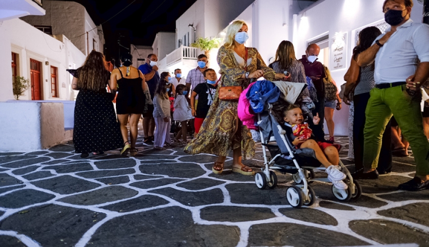 Κορωνοϊός: Μόλις 23 χρόνια ο μ.ο. ηλικίας των νοσούντων στις Κυκλάδες – «Πολλοί νέοι ασυμπτωματικοί»