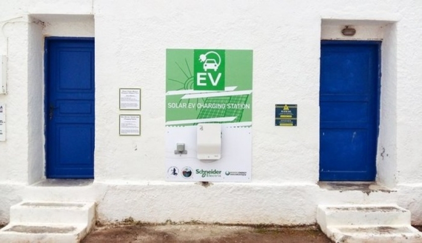 Στην Τήλο ο πρώτος ηλιακός σταθμός φόρτισης ηλεκτρικών οχημάτων σε ελληνικό νησί