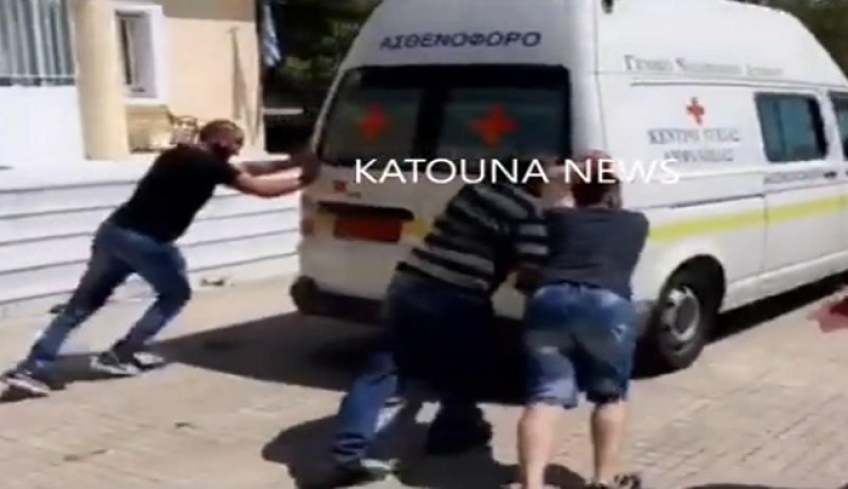 Στην Ελλάδα του 2019: Ασθενοφόρο του ΕΚΑΒ με τραυματία, πήρε μπροστά με... σπρώξιμο [βίντεο]