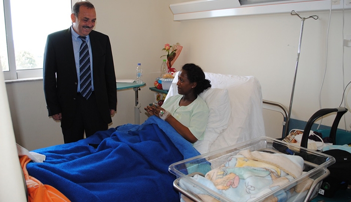 Επίσκεψη του Δημάρχου Ρόδου στο νοσοκομείο Ρόδου να ευχηθεί στο νεογέννητο της Abraha Clizabeth