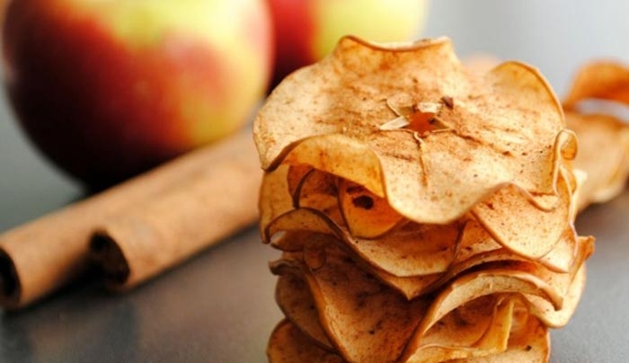 Πως να φτιάξεις πεντανόστιμα τσιπς μήλου με 2 πολύ απλές κινήσεις