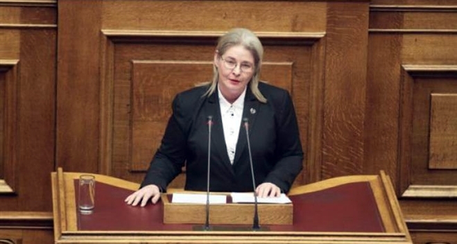 Βουλή: Πειθαρχική ποινή στη χρυσαυγίτισσα Ζαρούλια