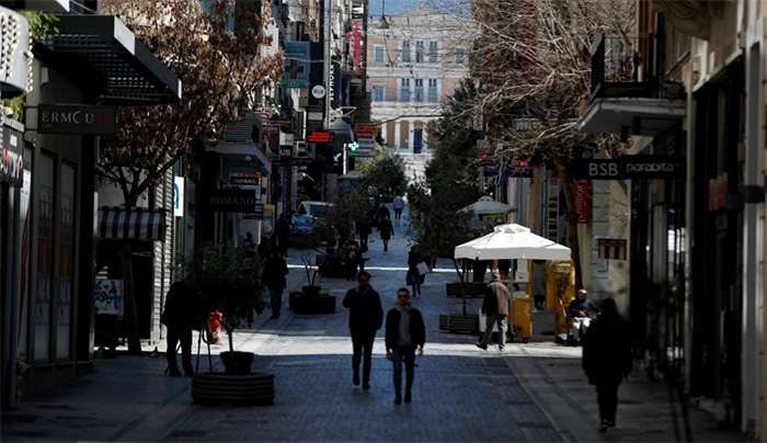 «Παράθυρο» για μερική επαναφορά των δώρων: Πόσα θα λάβουν δημόσιοι υπάλληλοι και πόσα συνταξιούχοι