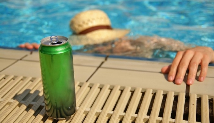 Κολύμπι υπό την επήρεια αλκοόλ – Ένα συγκλονιστικό βίντεο που πρέπει να δείτε