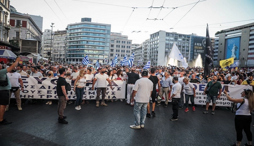 Επεισόδια στη συγκέντρωση των αρνητών του εμβολίου στο Σύνταγμα - Μολότοφ και χημικά [Εικόνες - Βίντεο]
