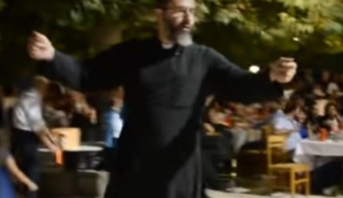 Κρήτη: Ο χορός του παπά ξεσήκωσε τους πάντες – Η λύρα τον έκανε να σηκωθεί από τη θέση του [βίντεο]