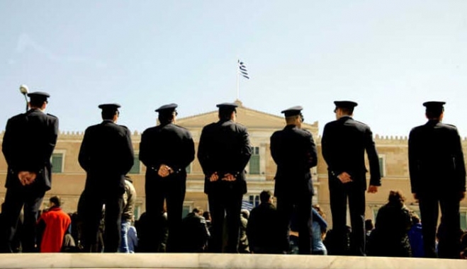 Περικοπές στους ενστόλους – Ποιοι χάνουν και πόσο στις συντάξεις τους (πίνακες)