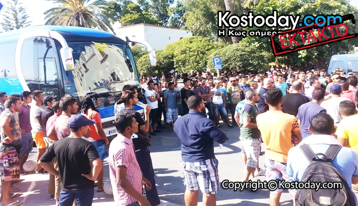 ΕΚΤΑΚΤΟ: Νέα επεισόδια με τους μετανάστες έξω από το αστυνομικό τμήμα Κω (φωτό-βίντεο)