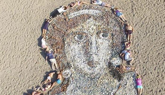 Κύπρος: Ένα απίστευτο πορτραίτο της Αφροδίτης φτιαγμένο από… βότσαλα! [εικόνες & βίντεο]