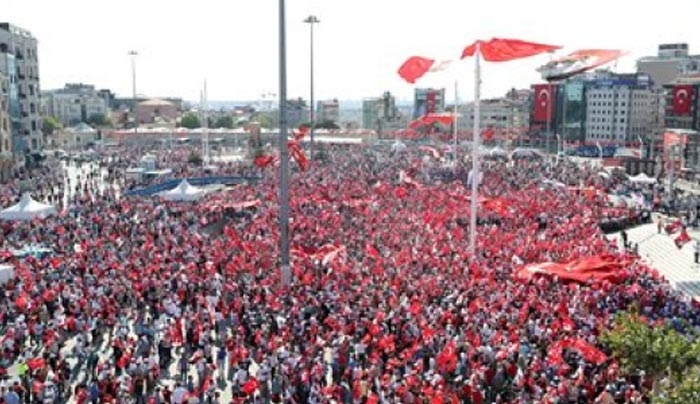 «Λαοθάλασσα» στην πλατεία Ταξίμ: Ούτε πραξικόπημα, ούτε δικτατορία - ΒΙΝΤΕΟ - ΦΩΤΟ