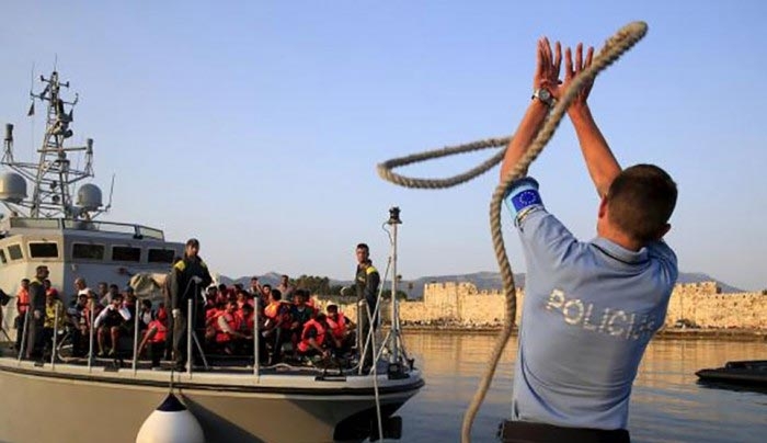 Frontex: Να συλλαμβάνονται “αν είναι απαραίτητο” οι παράτυποι μετανάστες