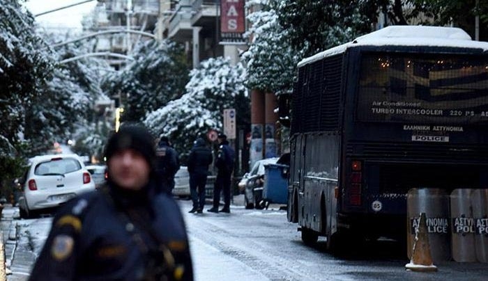 Επίθεση με καλάσνικοφ έξω από τα γραφεία του ΠΑΣΟΚ - Πυροβόλησαν αστυνομικό
