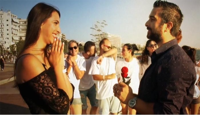 Ο Θεσσαλονικιός που με την πρόταση γάμου προκαλεί συγκίνηση σε αμέτρητο κόσμο!! (Βίντεο)