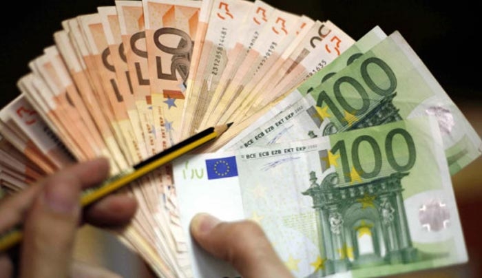 Λάρισα: Πέταξε από το μπαλκόνι της 1.500 ευρώ - Η απίστευτη εξήγηση της υπόθεσης!