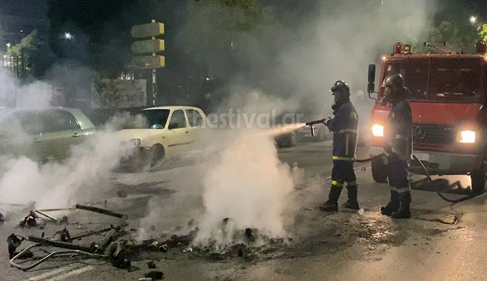 Μεγάλα επεισόδια τη νύχτα στο ΑΠΘ: Κουκουλοφόροι επιτέθηκαν σε ΜΑΤ -Κάηκαν αυτοκίνητα [βίντεο]