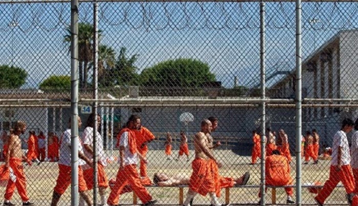 Φρικιαστικές αποκαλύψεις: Τι παθαίνουν οι παιδόφιλοι μέσα στη φυλακή!