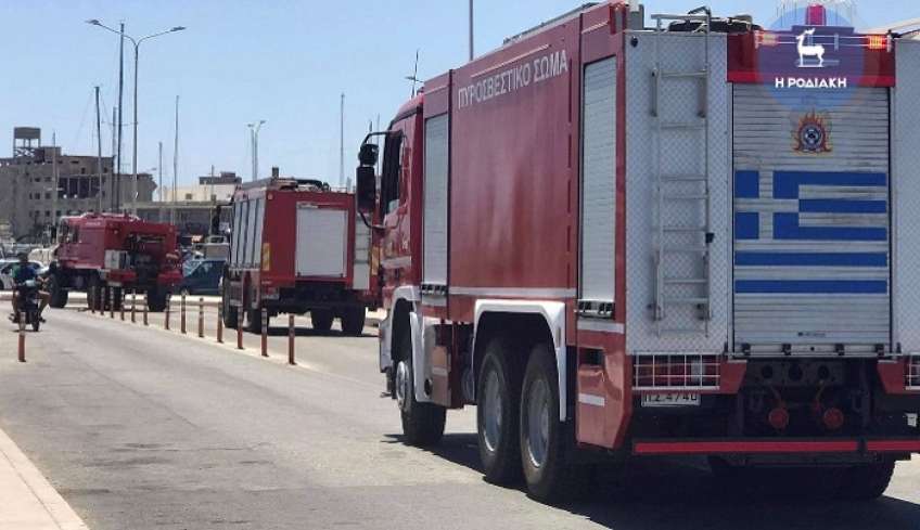 Με επιπλέον δύο ελικόπτερα και πέντε πυροσβεστικά οχήματα ενισχύεται η Ρόδος