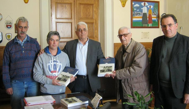 Στον Δήμαρχο, το πρώτο αντίτυπο του βιβλίου «ΜΗΤΡΩΟΝ» από το αρχείο Παλαιών Πολεμιστών και Αντιστασιακών Κω