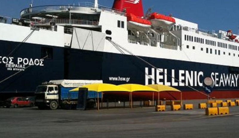 'Εφθασαν στο λιμάνι του Πειραιά οι 17 Τούρκοι που ζήτησαν πολιτικό άσυλο
