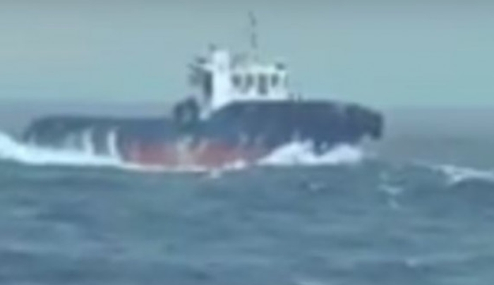 Κρήτη: Η στιγμή που τα κύματα &#039;&#039;καταπίνουν&#039;&#039; ρυμουλκό - Βίντεο από τη μάχη του καπετάνιου [βίντεο]