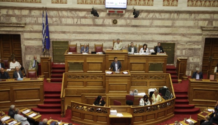 Υπερψηφίστηκε το μνημόνιο με τεράστιες απώλειες για το ΣΥΡΙΖΑ