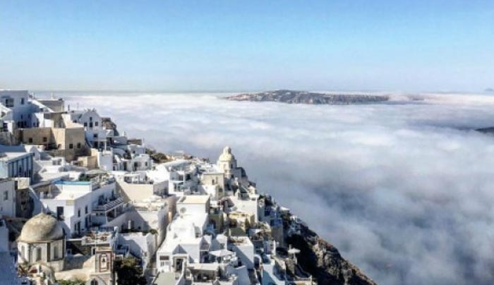 Απίστευτες φωτογραφίες: Κάτι πολύ παράξενο συνέβη σήμερα με τα σύννεφα στη Σαντορίνη