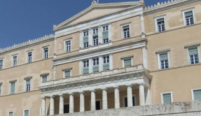 Επιπλέον προσλήψεις καθαριστριών ζητούν 14 βουλευτές του ΣΥΡΙΖΑ!
