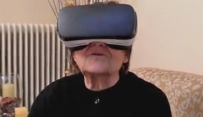 Όταν η γιαγιά φόρεσε τη μάσκα εικονικής πραγματικότητας του εγγονού της - Δείτε το βίντεο!