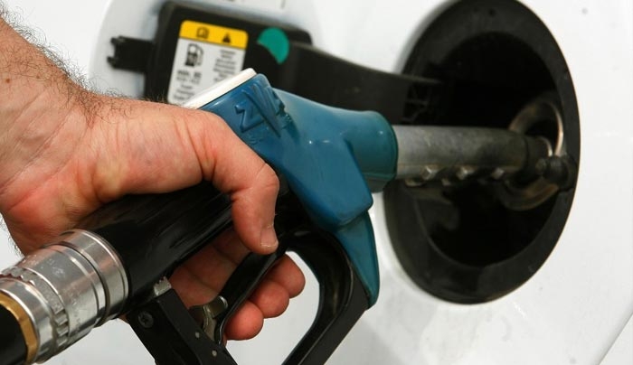 Γιατί δεν πέφτει η τιμή της βενζίνης