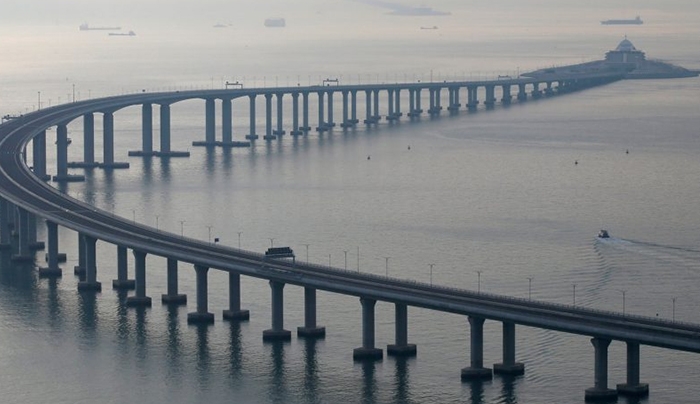 Παραδίδεται στην κυκλοφορία η μεγαλύτερη θαλάσσια γέφυρα του κόσμου
