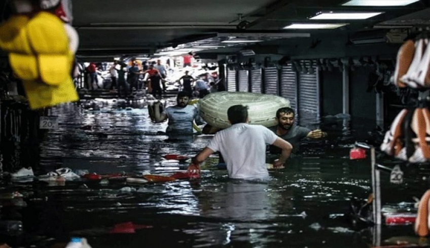 Χάος στην Κωνσταντινούπολη από ισχυρή βροχόπτωση-Πλημμύρισε το Μεγάλο Παζάρι