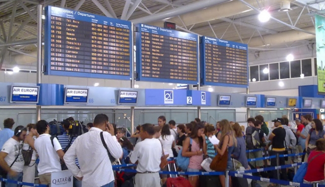 Αύξηση αεροπορικών και πτώση οδικών αφίξεων τόνωσε την τουριστική δαπάνη στην Ελλάδα