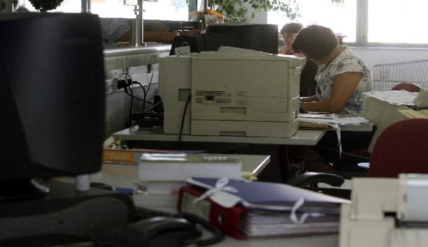 «Πάγωμα» προσλήψεων προεκλογικά: Τι ισχύει για Δημόσιο και Δήμους