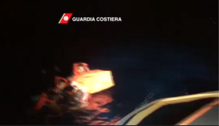Δραματικό βίντεο διάσωσης προσφύγων από την ιταλική ακτοφυλακή