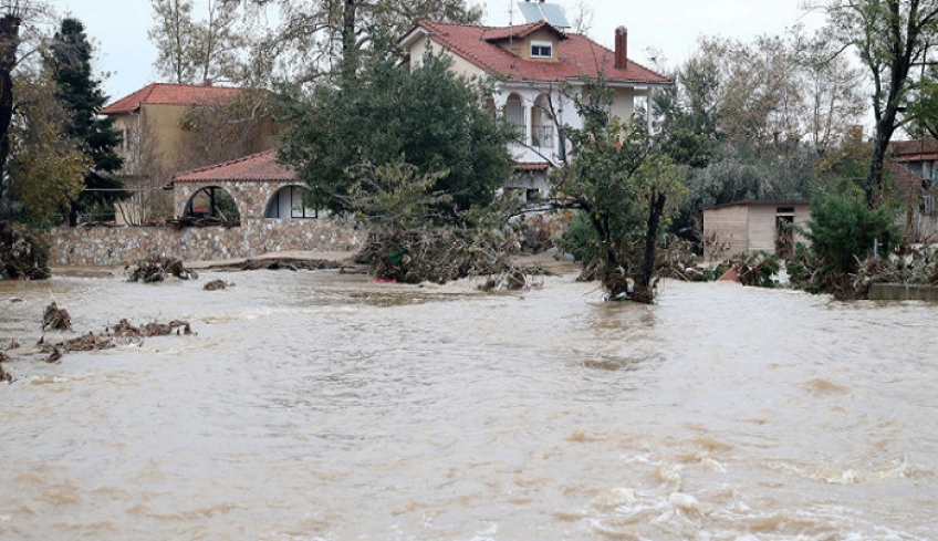 Χαλκιδική: Πλημμύρες και κατολισθήσεις από την κακοκαιρία -Χείμαρρος παρέσυρε ΙΧ με δυο γυναίκες