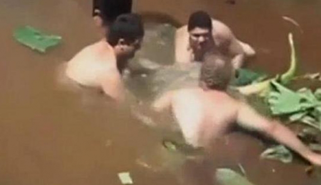 Τους «κατάπιε» ο βάλτος και βγήκαν ζωντανοί – ΒΙΝΤΕΟ