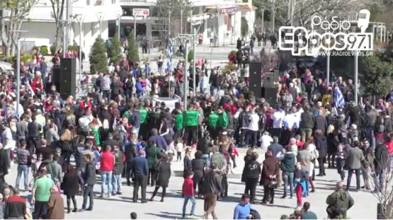 Πλήθος στην Ορεστιάδα ζητά την άμεση απελευθέρωση των στρατιωτικών (βίντεο)