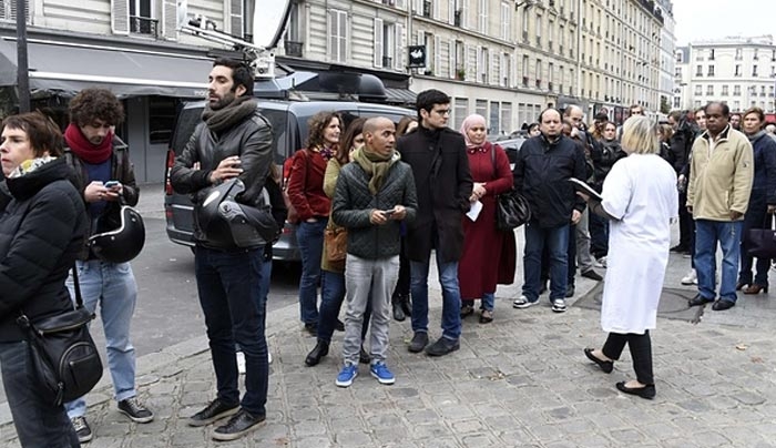 Συγκλονιστικές εικόνες: Ουρές αιμοδοτών για τα θύματα της επίθεσης στο Παρίσι [εικόνες]