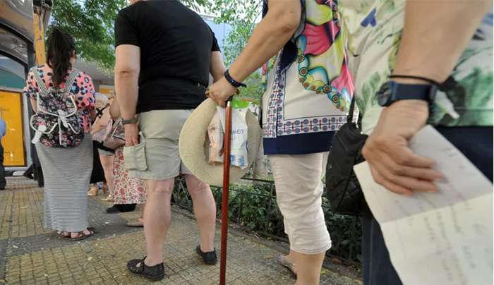 Πότε πληρώνονται συντάξεις και επιδόματα – Γιατί θα καταβληθούν νωρίτερα
