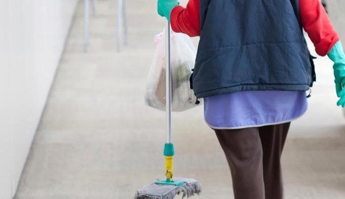 Απολύονται 6.000 καθαρίστριες και υπάλληλοι σίτισης στα νοσοκομεία