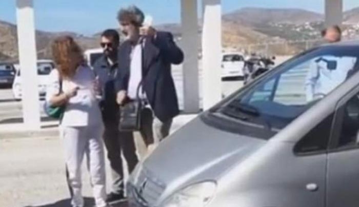 Σύρος: Οι δυο λέξεις του Πολάκη σε καρκινοπαθή άναψαν φωτιές - Χαμός και κατσάδα στο αεροδρόμιο [βίντεο]