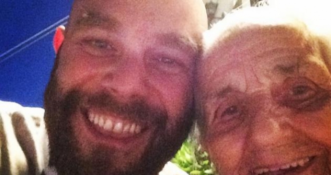 H selfie του Μιχάλη Κουϊνέλη με τη γιαγιά του!