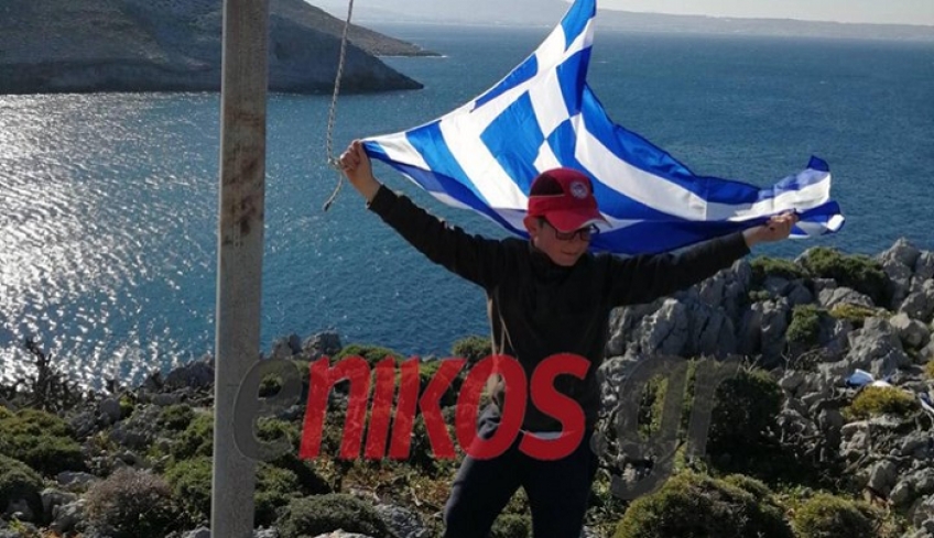 Ο 8χρονος Γιώργος υψώνει τη σημαία στο υψηλότερο σημείο της ακριτικής Ψερίμου - ΦΩΤΟ - ΒΙΝΤΕΟ
