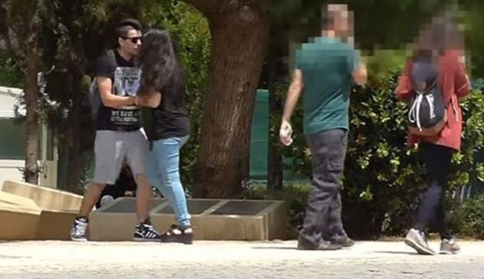 Νεαρός χτυπά την κοπέλα του στο κέντρο της Αθήνας (Βίντεο)