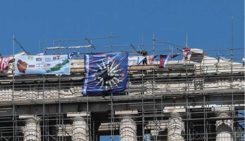 Ακρόπολη: Κατέβηκε ο άντρας που είχε σκαρφαλώσει στην κορφή του Παρθενώνα - Έμεινε εκεί σχεδόν 8 ώρες