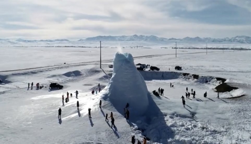 Φωτογραφίες και βίντεο: Εντυπωσιακό ηφαίστειο πάγου στο Καζακστάν εκτοξεύει νερό που παγώνει αμέσως