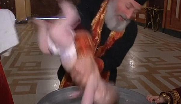 Σοκάρει το βίντεο με τον ορθόδοξο ιερέα να βυθίζει το μωρό με το κεφάλι στην κολυμπήθρα! [φωτό, βίντεο]