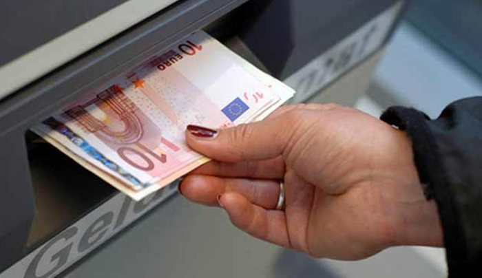 Χαράτσι στις αναλήψεις καταθέσεων από τις τράπεζες