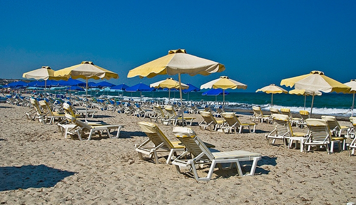 ΣτΕ: Προσωρινό «μπλόκο» σε ομπρέλες, ξαπλώστρες, καντίνες, κ.λπ. στις παραλίες